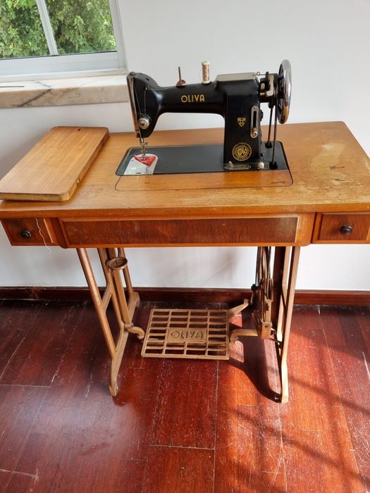 Máquina de costura antiga Oliva