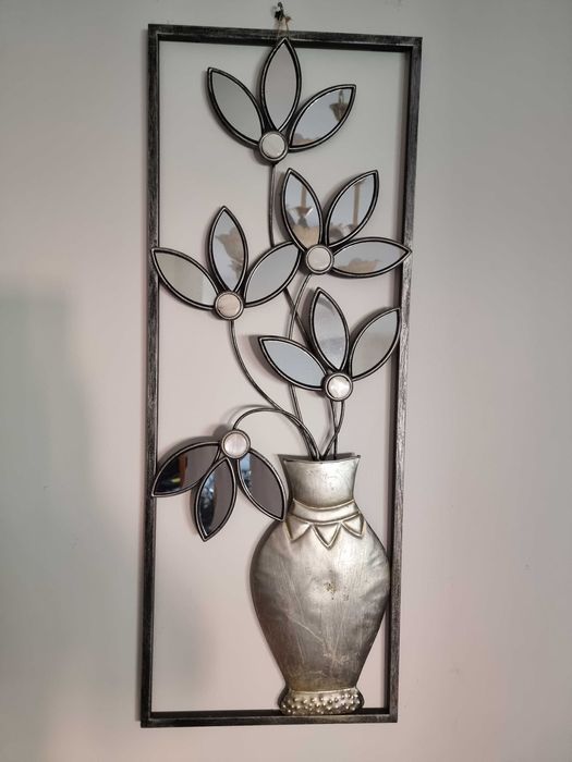 Lote Quadro artesanal com petalas espelhadas e Três objetos de decoração