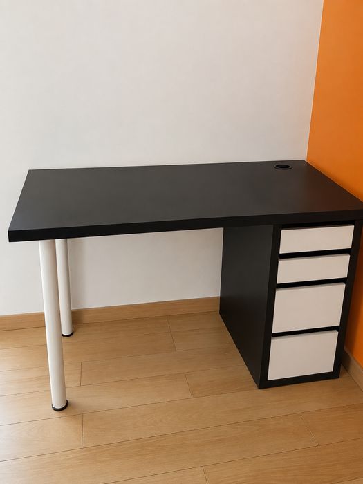 Secretária IKEA Preta/Branca com Bloco de Gavetas – Excelente Estado
