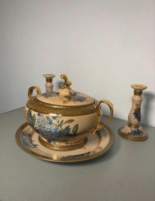 Conjunto de porcelana decorativa com detalhes dourados