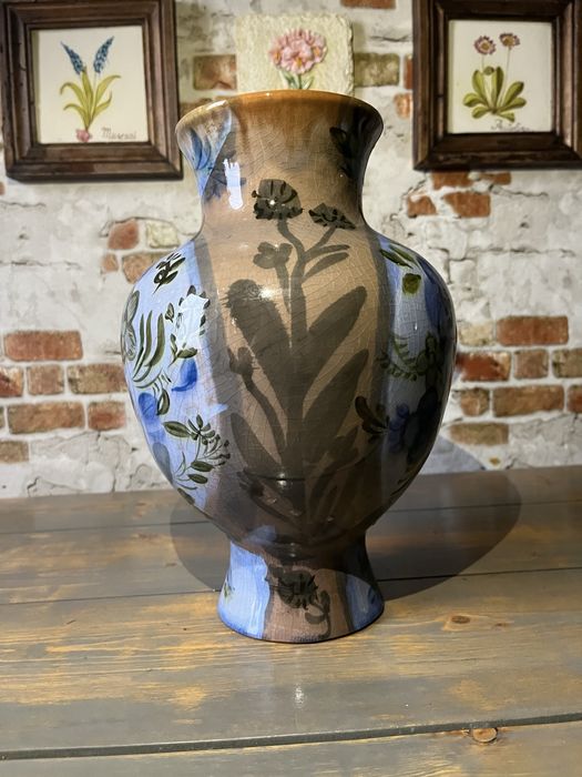 Декоративная ваза с растительным орнаментом и изображением птиц.