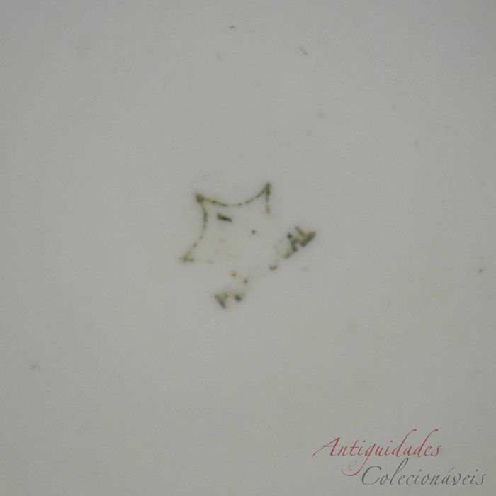 Prato de doce em porcelana Artibus, com monograma “QE”