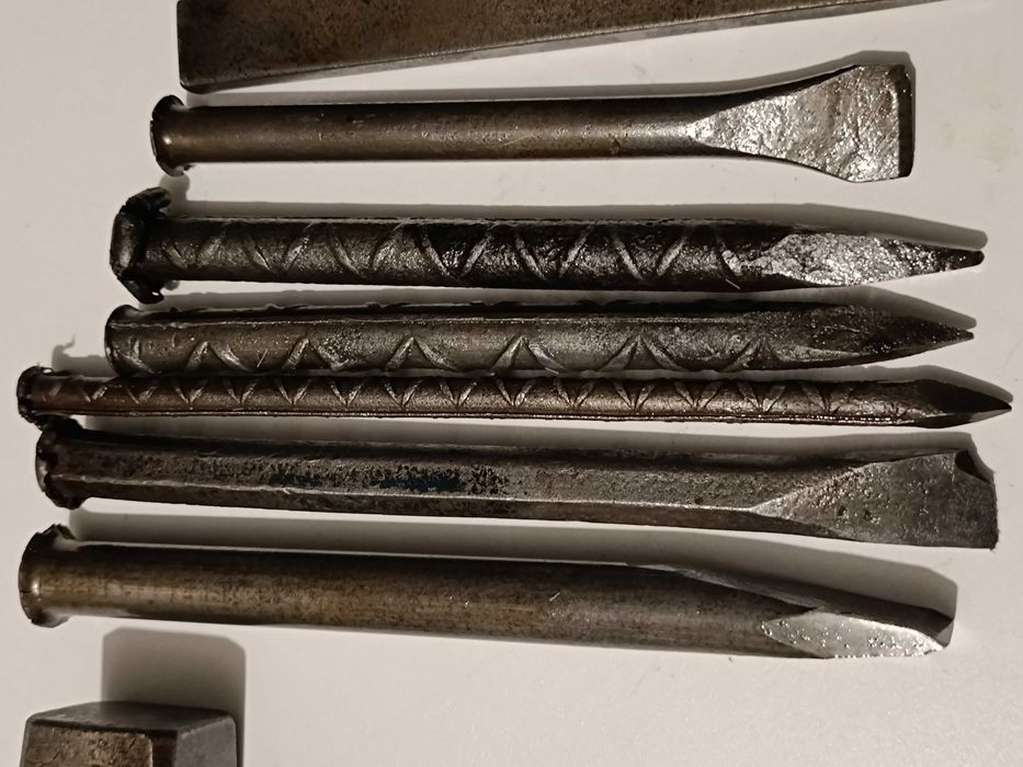 Martelo e 9 Ponteiras Metálicas