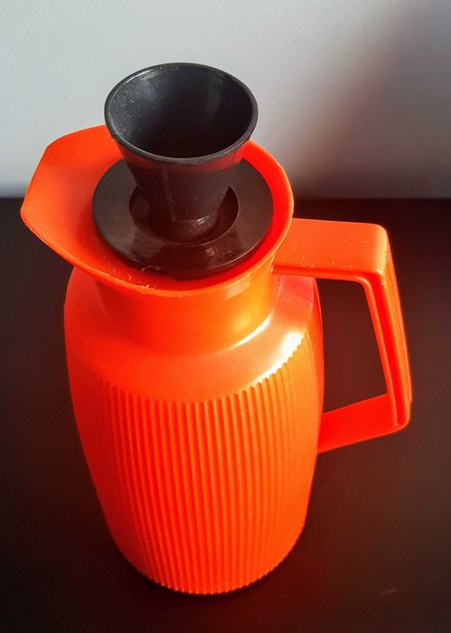 Termos pomarańczowy plastikowy z okresu PRL dla kolekcjonerów