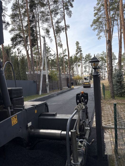 Асфальтування доріг, будівництво, ямочний ремонт, укладка крошки, бордрів, плитка