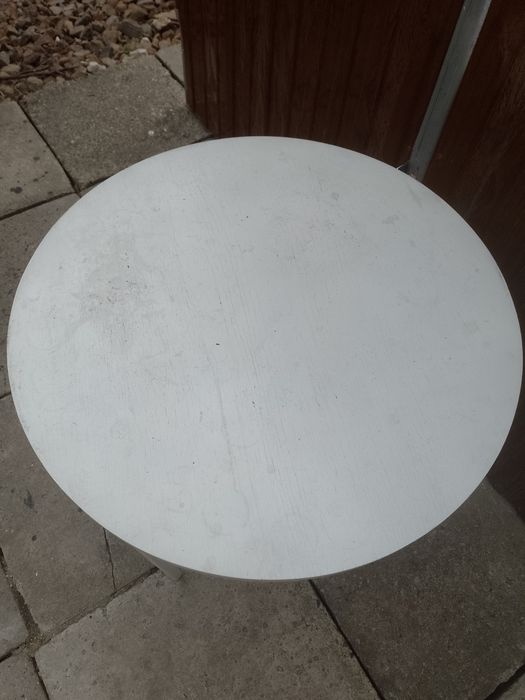 Sprzedam drewniany stolik wysokość 60 cm.