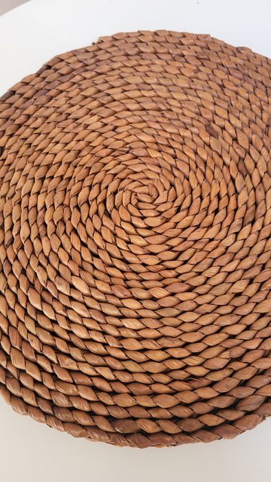 2 sztuki plecionych podkładek stołowych
