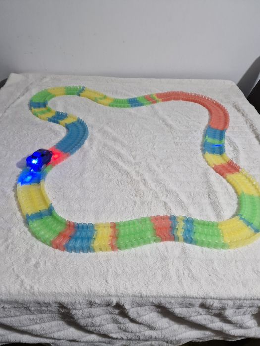 Pista Magic Tracks com 220 peças