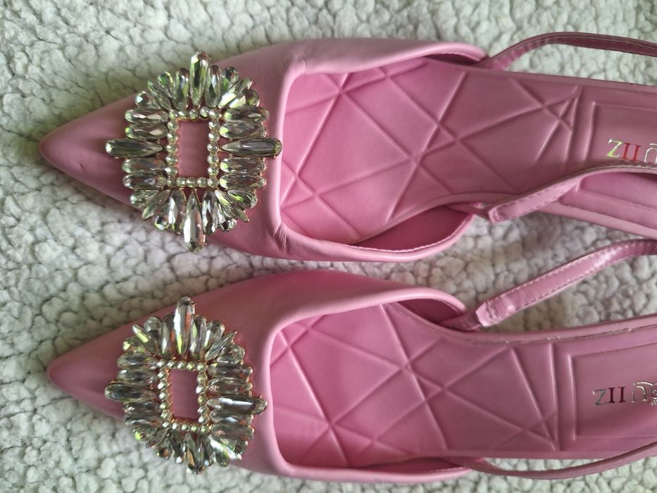 Sapatos rosa com aplicação