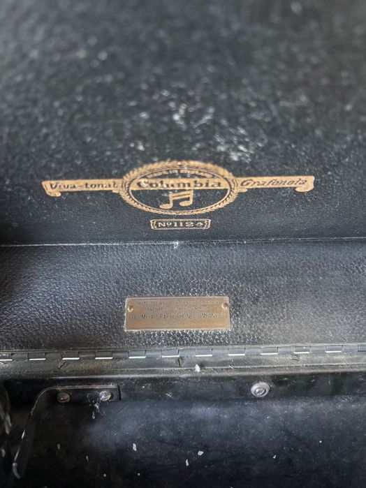 Grafonola antiga com 24 discos