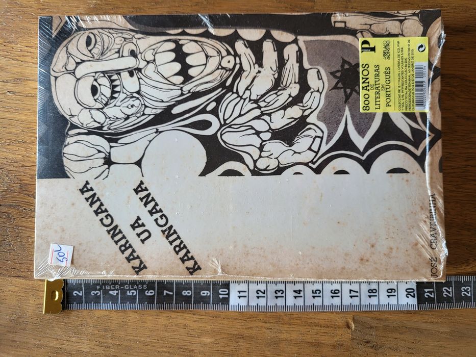 Réplica de livro "Karingana Ua Karingana"