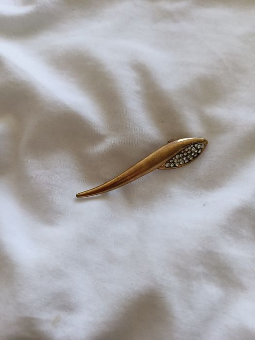 Broszka z lat 70, w stylu liścia konwalii-7 cm.