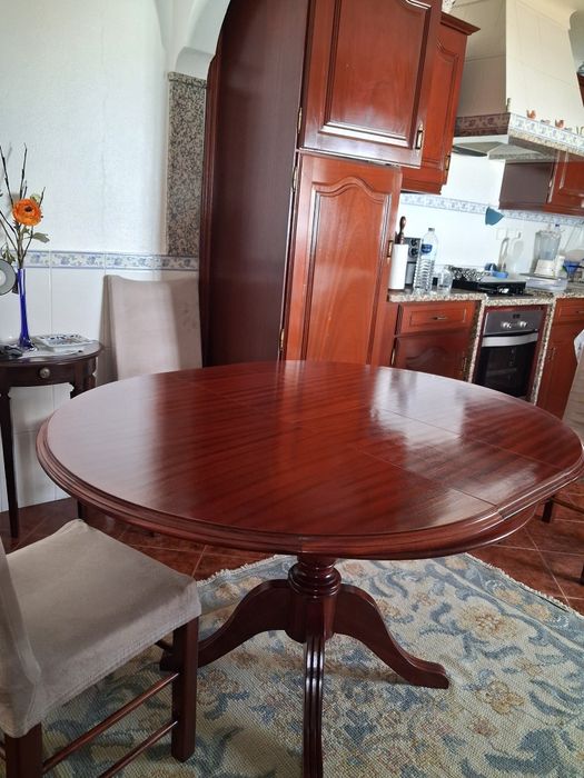 Mesa com tampo extensível.