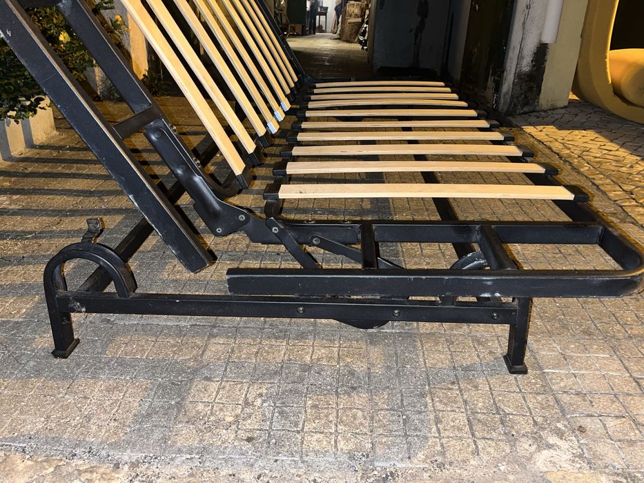Sofá cama em metal