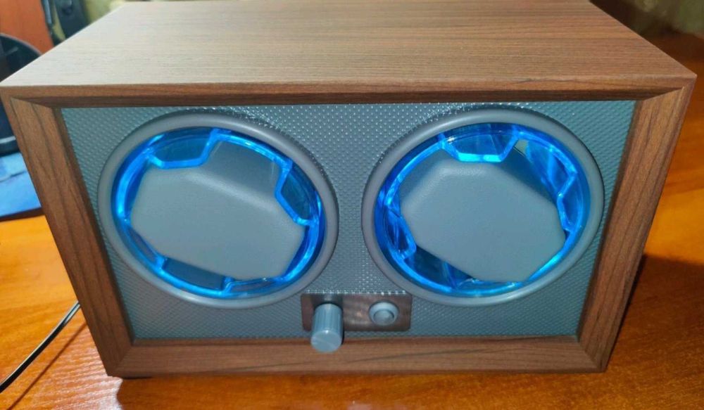 Боксы с вращающимися механизмами и подсветкой  для механических часов.