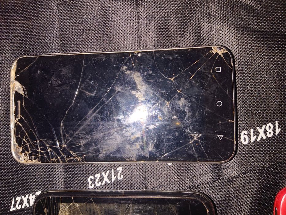 Смартфони, на запчастини або під відновлення