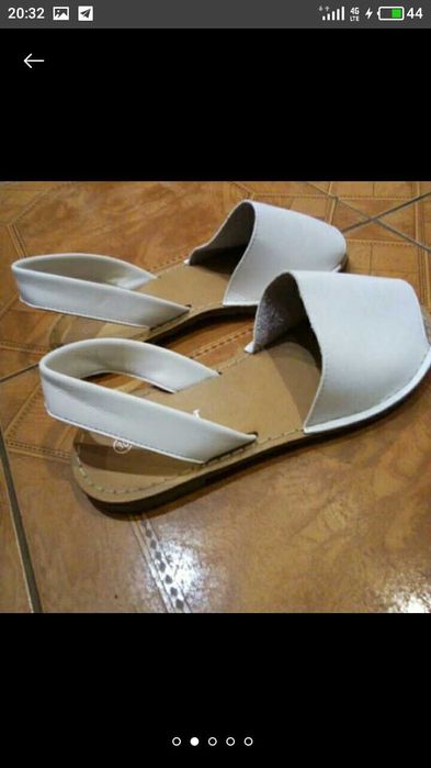 Жіночі босоніжки білі