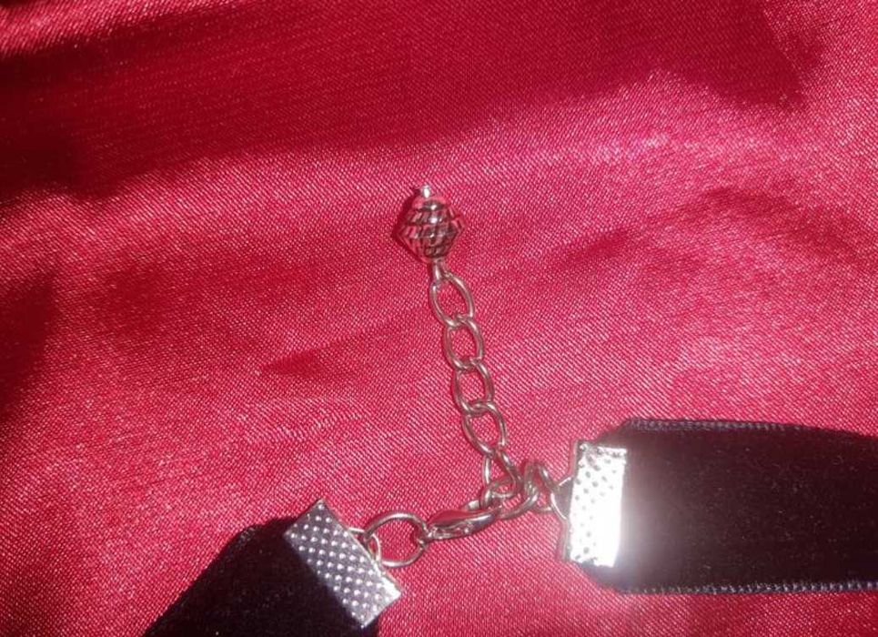 Wisiorek z biżuterią typu choker