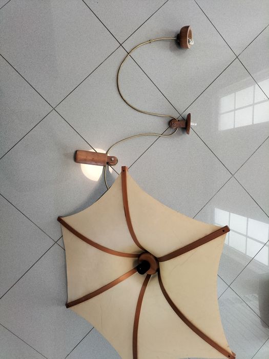 Candeeiro de tecto de madeira e pele