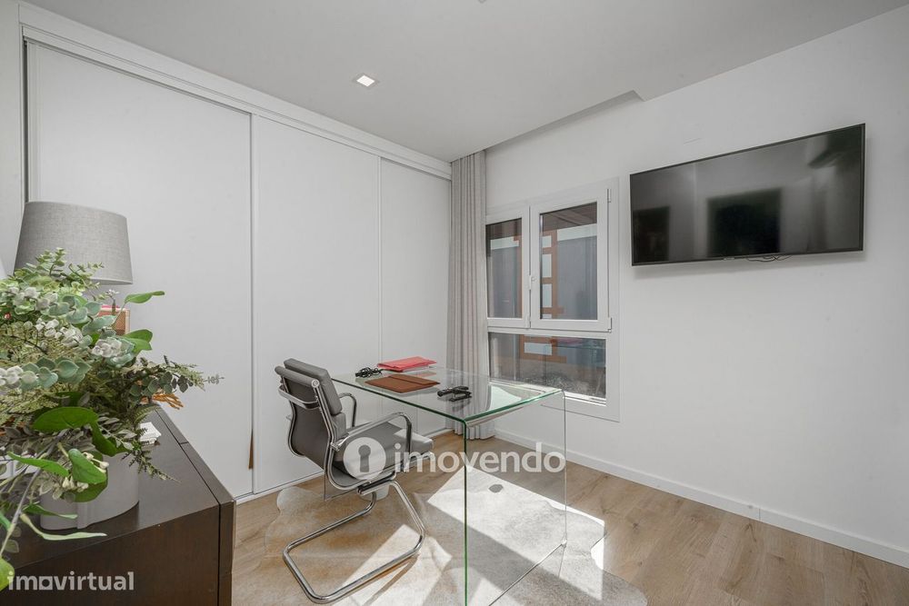 Moradia T3+1 moderna, com piscina e garagem, na Caparica
