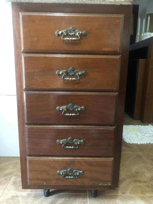 Vendo móvel com 5 gavetas
