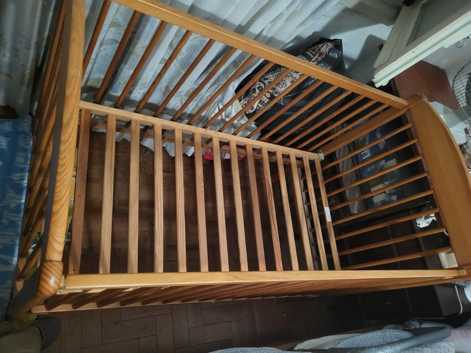 Cama de madeira de bebé com colchão