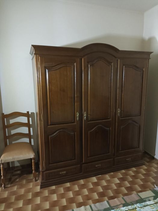 Vende se Quarto de casal estado como novo com tudo em madeira estado c