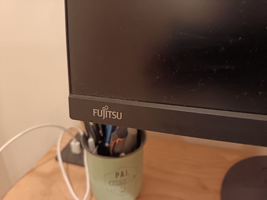 Monitor Fujitsu 61cm