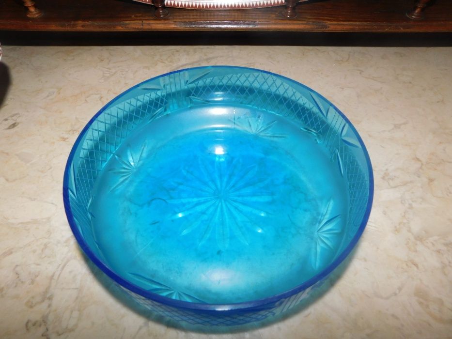 Taça em vidro lapidado em azul turquesa