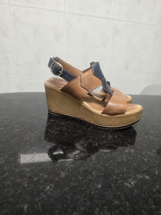 Sandália cunha em pele marca milano