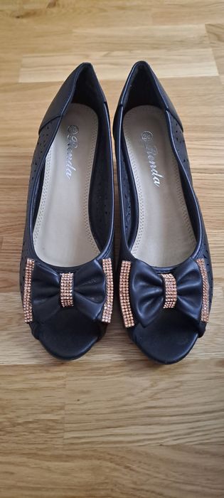 Ażurowe czółenka na obcasie z kokardką