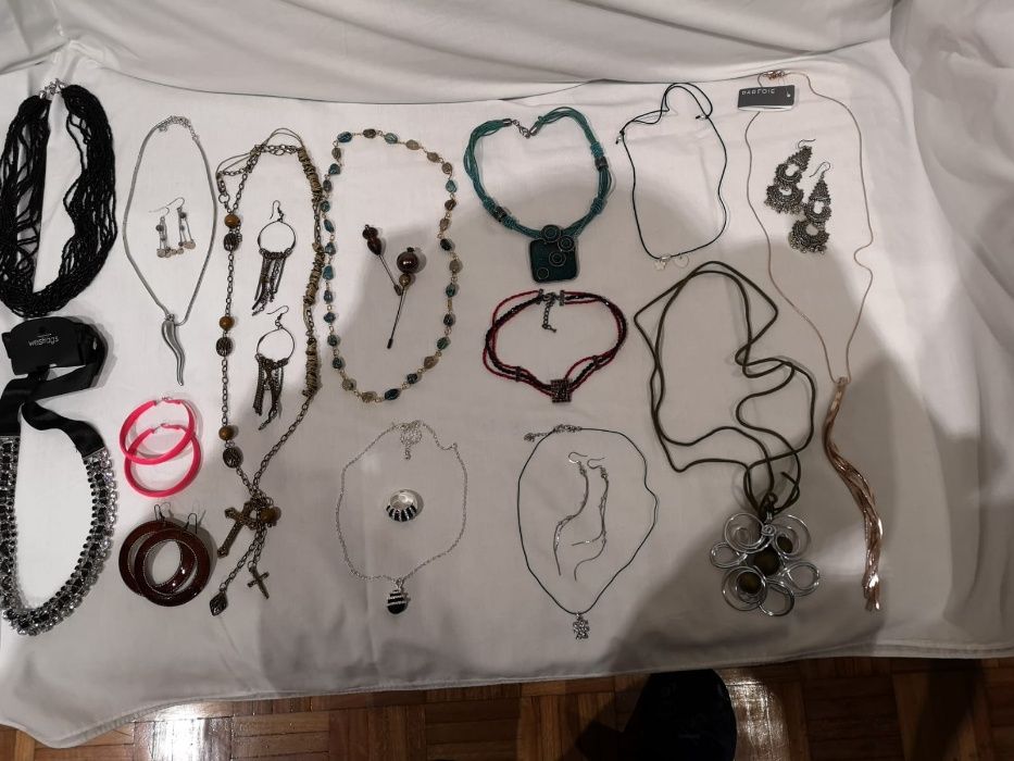 Colares, pulseiras, brincos. Etc.