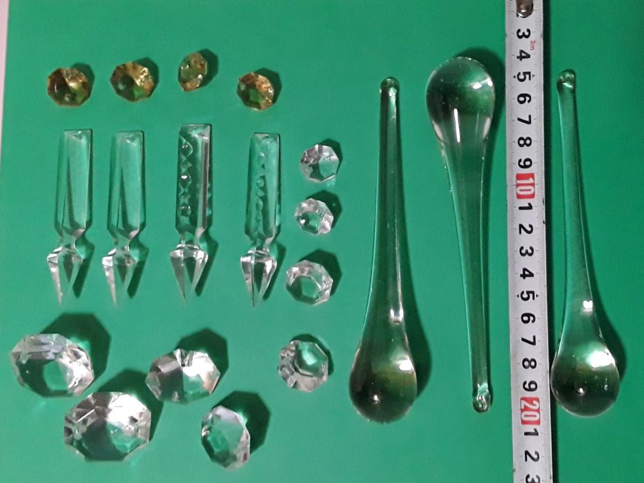 Pedras e pingentes antigos em vidro para candeeiros ou lustres