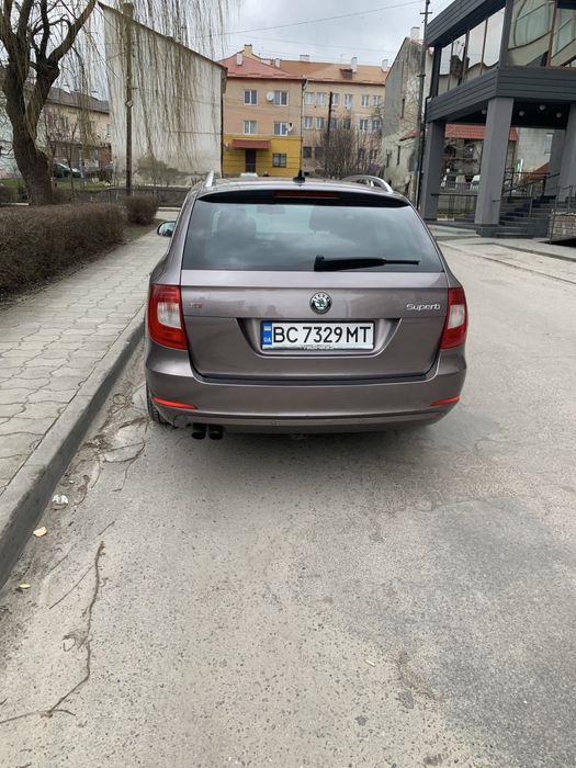 Шкода суперб 2011 року випуску дизель універсал шкіра алькантара