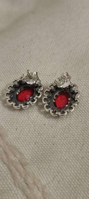 Brincos antigos em prata com pedra vermelha