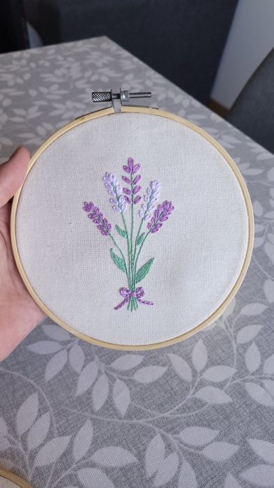 Decoração parede bordado - ramos flores roxo lilás