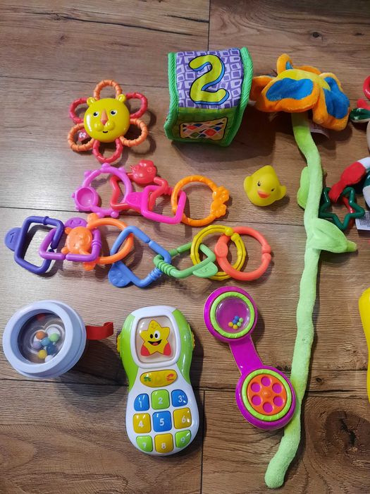 zestaw zabawek dla niemowlaka