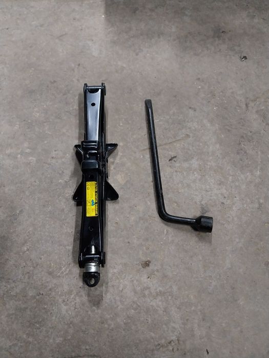 Lewarek podnosnik klucz 1.4 d4d toyota yaris III