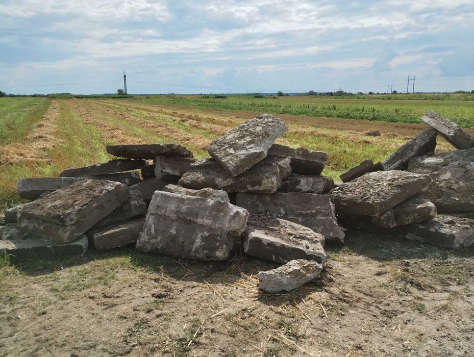 Бой, бетонні бордюри, бетонні стежки