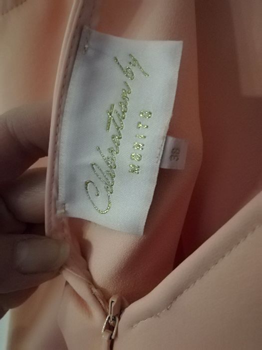Sukienka koktajlowa z odkrytymi plecami
