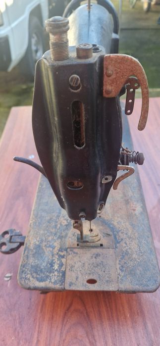 Máquina de costura antiga. Marca PFAFF.