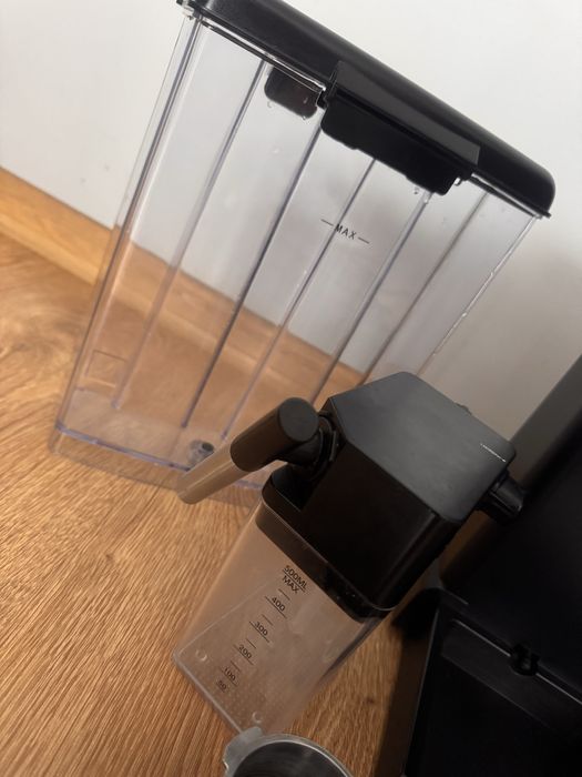 Ekspres do kawy firmy Yoer.