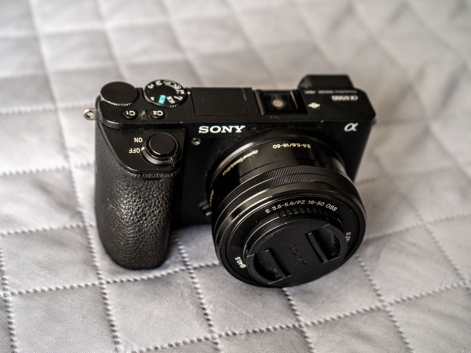 Sony A6500 + CageRig + Objetiva 16-50mm + 5 Baterias | Kit Completo