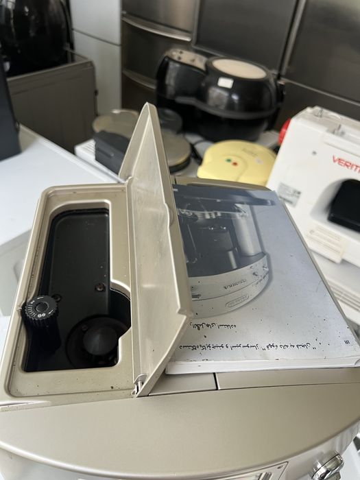 Кавова машина Delonghi Magnifica