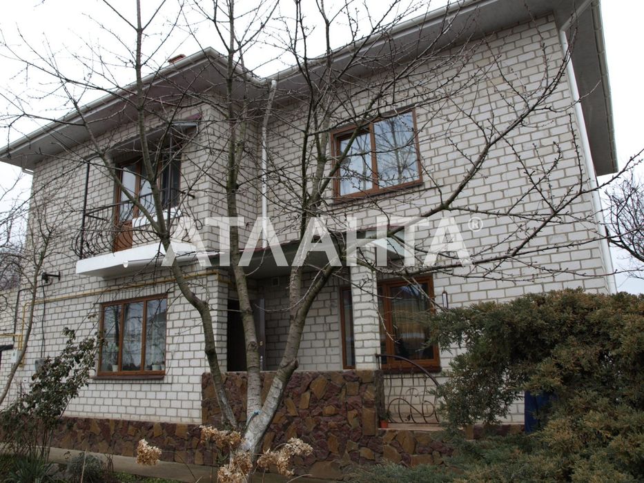 Хозяйский дом в Фонтанке в жилом состоянии. Застроенный район