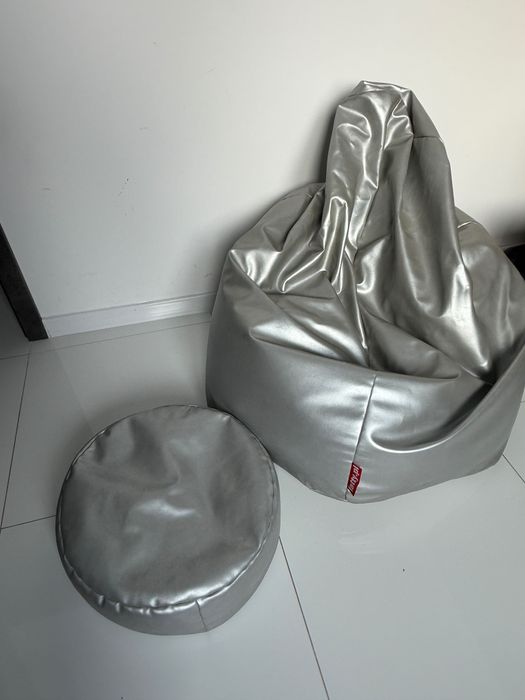 Pufa worek Saco srebrny z podnozkiem XXL Fatty