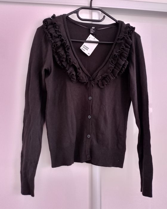 Grafitowy sweter H&M rozmiar XS z falbanami przy dekolcie 
Długość 53