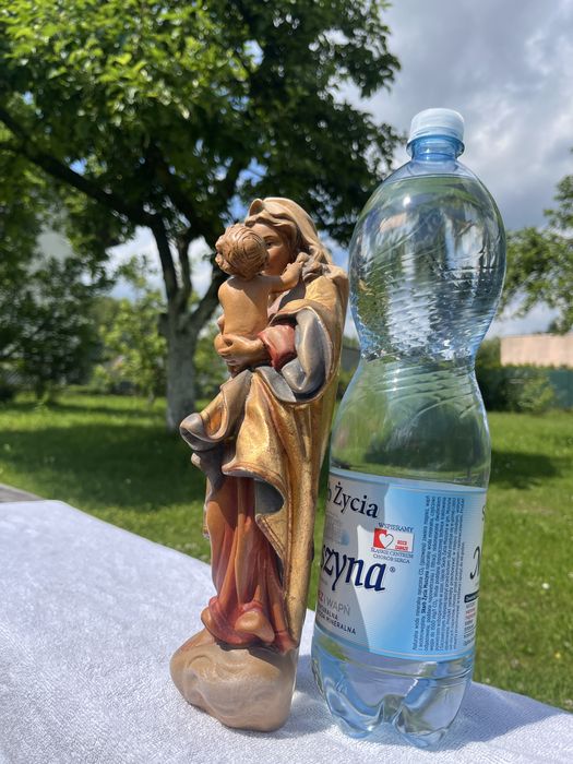 Drewniana rzezba matka boska