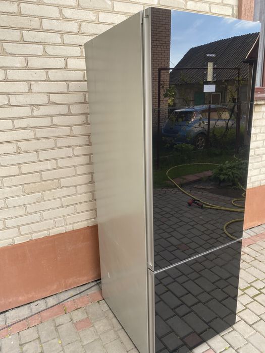 Холодильник Siemens чорне скло