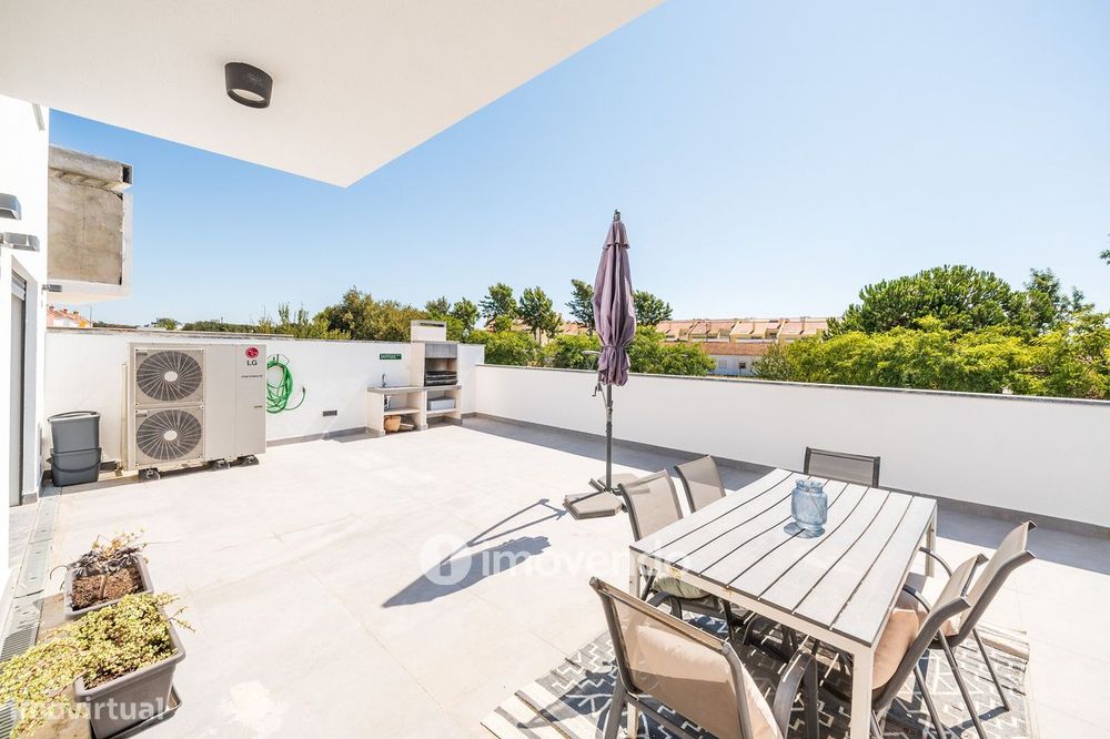 Moradia T3+1 moderna, com garagem e áreas amplas, em Alcochete